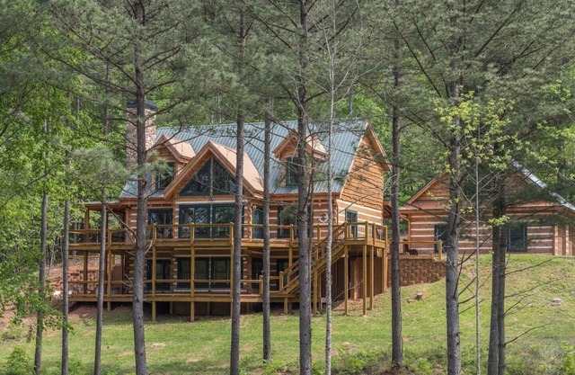 Shangri-Lodge am Lake Nottley. 5 Schlafzimmer Schlaf 20. W-lan. Feuerstelle im Freien.