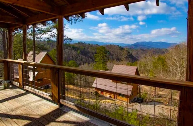 Pop's Perch (2-Bedroom Cabin) - Pets Allowed by RedAwning