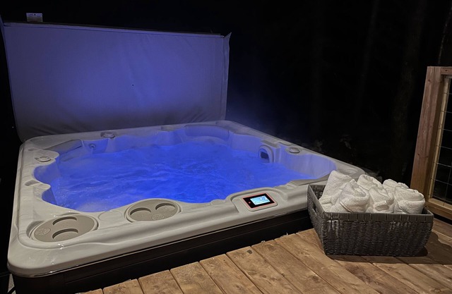 Poplar Retreat - with hot tub