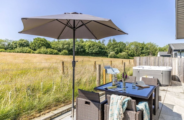 Poppy, 5 Roadford Lakes Lodges - a lodge that sleeps 4 guests in 2 bedrooms