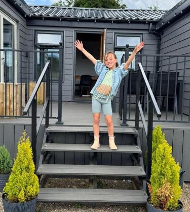 POPPY LUXURY LODGE Sleeps 8 at Fairview farm Ravenshead Nottingham Near Sherwood Forest, Dog Friendly, Farm Stay Great for Wedding Groups,Families,Hen Do,Friends Gathering,Amazing Views