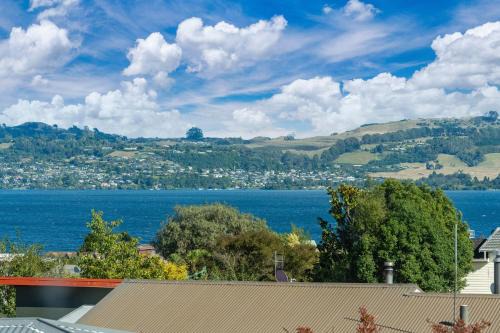 Poppy's Bach - Lake Taupo Holiday Home