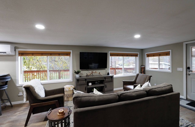 Popular Clearwater river Idaho. Enjoy Outdoor kitchen, and spa shower.