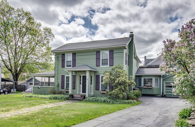 Veranda Charmant: Liebling Vintage Cottage, 2 Blocks vom Keuka See im Dorf