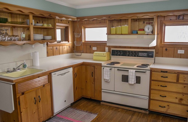 Porch Charming! Located 1 block from Keuka Lake in the ❤️ of the Finger Lakes!
