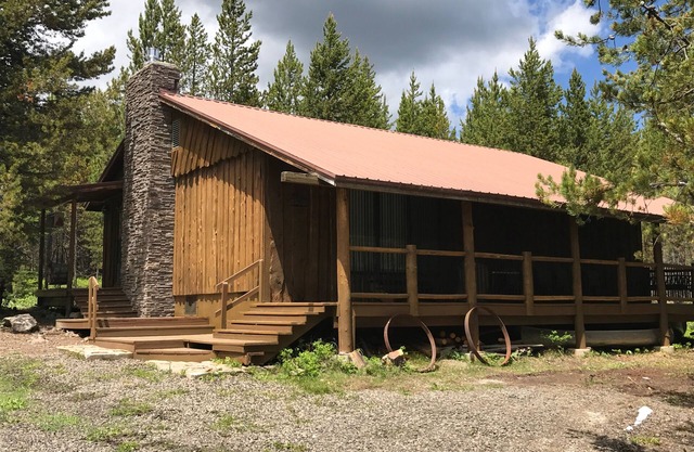 Von Veranda gesäumte Hütte in den Kiefern für faule Sommertage