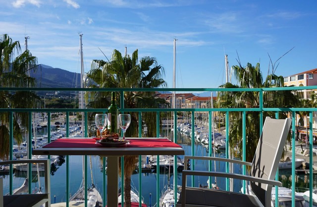 Ideal gelegen - Hervorragende Aussicht auf den Hafen und den Berg - Strand auf 50 m