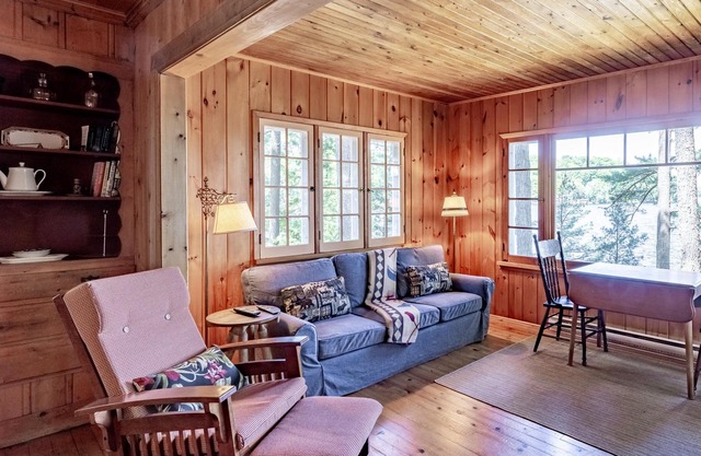 Port Carling! On Rosseau 4 bdrm, 2 bath! Sunsets! New Dock!