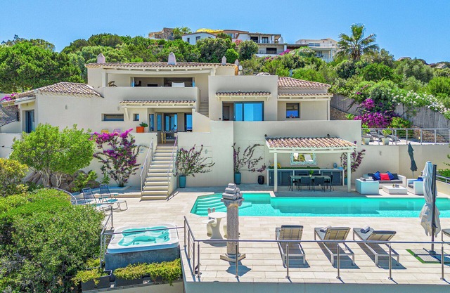 PORTO CERVO DESIGN UND KOMFORT MIT ERSTAUNLICHEM BLICK AUF PEVERO BAY