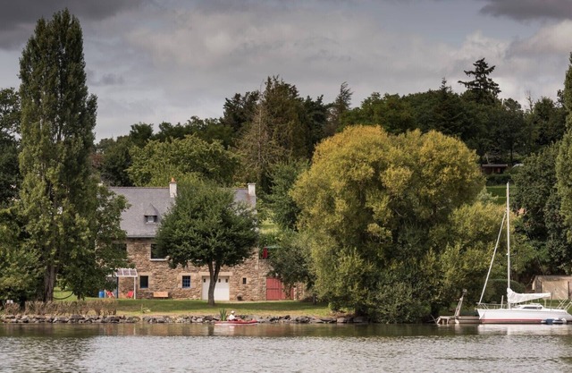 Großes unabhängiges Studio (30m2) mit Terrasse, Füße im Wasser