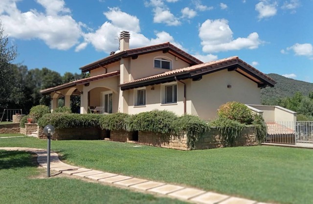 Portion of villa with large garden and beautiful barbecue area 5 minutes from the sea