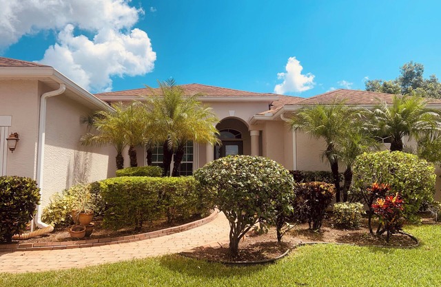 Port St Lucie 5 bedroom 3 full bath home with huge fenced backyard!