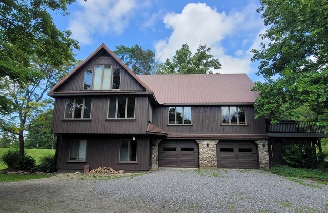 Portage Ponds 5 BR/3 Bath close to CHQ, wine trail