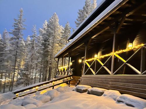 Porthos Ski-in Lodge with private hot tub and sauna in Lapland