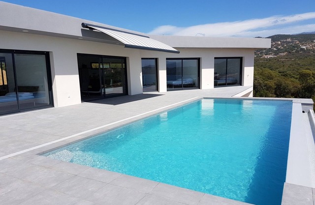 Porticcio Schöne Villa mit Meerblick, privaten beheizten Pool, 800 m Agosta Beach