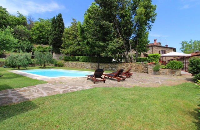 Teil eines alten Landhauses aus Stein, gepflegter und gut ausgestatteter Garten und privater Pool. W