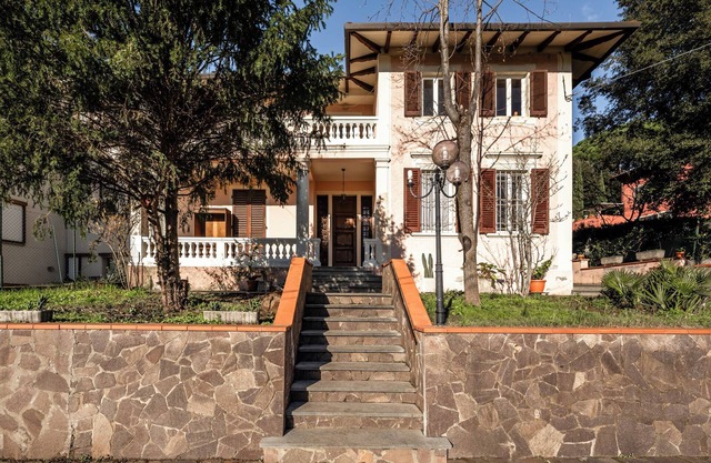 Ein Teil der Villa 'Bramarosa' mit Blick auf die toskanischen Hügel, privater Terrasse und WLAN