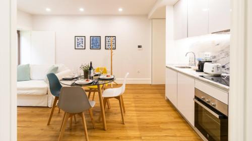 Porto River Flat w/Patio by LovelyStay