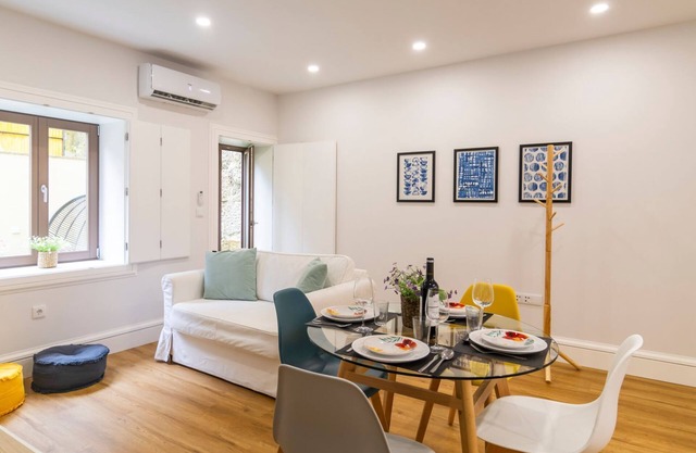 Porto River Flat w/ Patio by LovelyStay