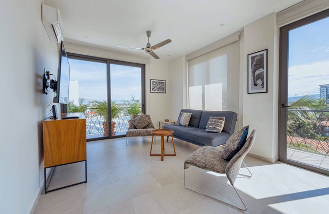 Porto Santo beautiful 1 bedroom flex, king bed+sofa bed steps from playa de oro.