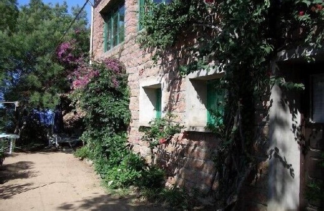 PORTO Traditionelles Einfamilienhaus in rosa Granit, Blick auf den Turm und die Berge