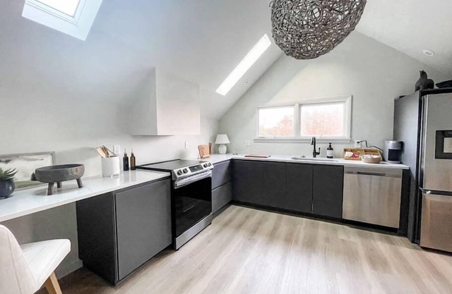 *Posh 2BR in the Heart of the Pittsford Village*