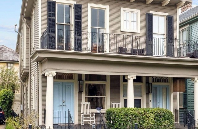 Posh fully furnished uptown home one block from St. Charles street car !