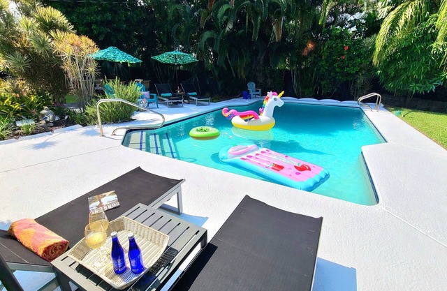 POSHPADZ - RIESIGER Pool, 3 Schlafzimmer, 6 Personen, kostenloses WLAN, wenige Minuten zum Strand