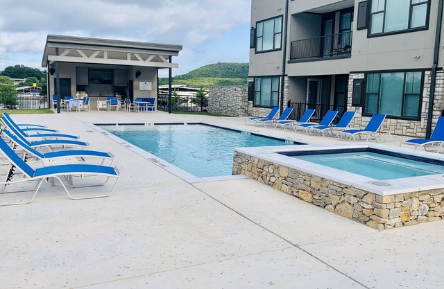 Possum Kingdom Condo Overlooking Pool, Hot Tub and Marina