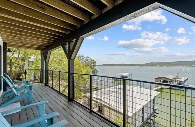 Possum Kingdom's Reel Scenic Haus, 3bd/2ba sleeps 8 waterfront w/beautiful views