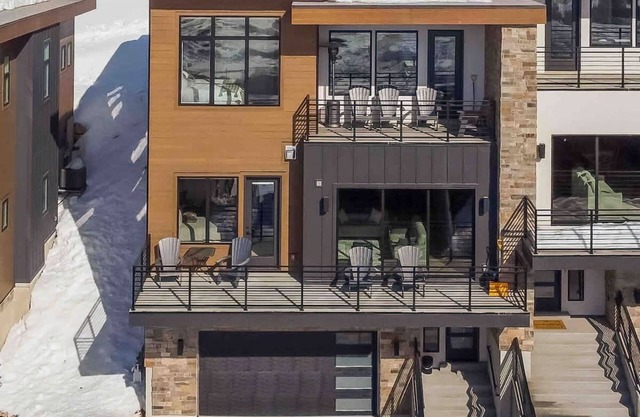 Postcard Views w/ Luxury Touches & Hot Tub