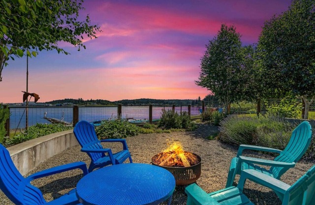 Poulsbo Shore Retreat w/ Kayaks, SUPs, & Bikes!