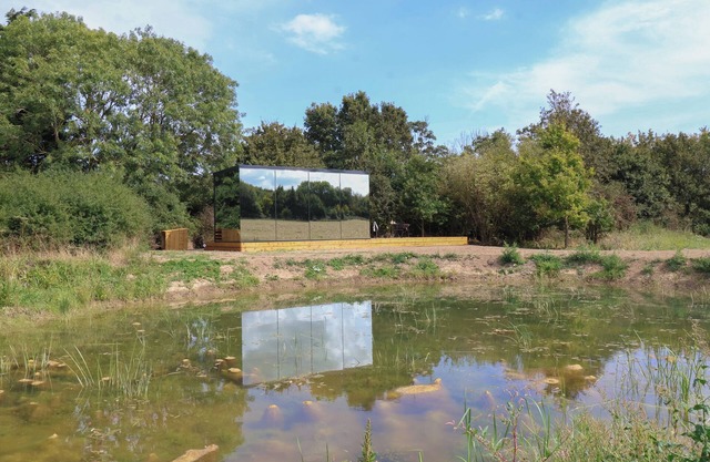 POUND FARM MIRROR HOUSES: POND ÖÖD, with hot tub in Framlingham