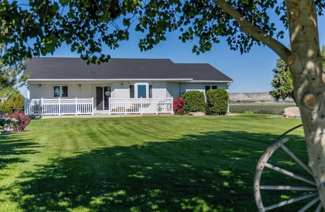 Powell Farmstead Retreat- rural setting in town, dog friendly