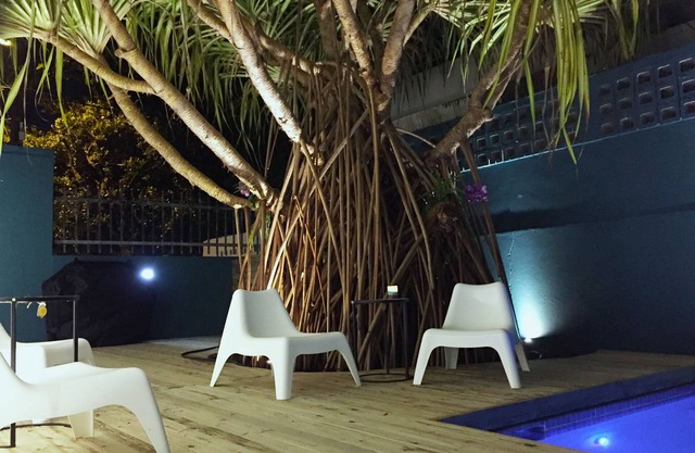 Stromgenerator. Wassertank. A / C. Gratis Wifi. Privater Pool. Nur wenige Schritte vom Strand entfernt