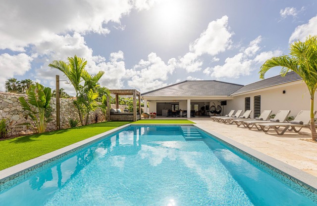 *PRACHING* The Luxury 8 person Villa Vista Lena in the neighborhood of Jan Thiel. See 🎥!