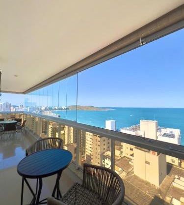 PRAIA DO MORRO DESLUMBRANTE VISTA MAR, apto novo e moderno, a uma quadra da praia, redes de proteção, quartos com ar condicionado, roupas de cama e banho, TV 65, internet, Sky, prédio com piscina, portaria 24 horas e 2 vagas