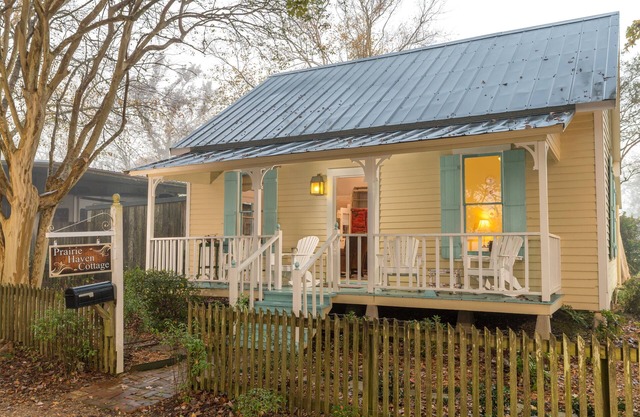 Prairie Haven: Spacious Private Cottage in Cajun Country with 2 Bedrooms, Jetted Tub, and Garden Views