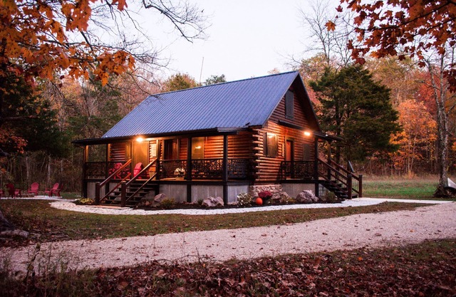 Prairie Hollow Hideaway, acogedora cabaña de troncos de 3 habitaciones ubicada a 1 milla de Two Rivers
