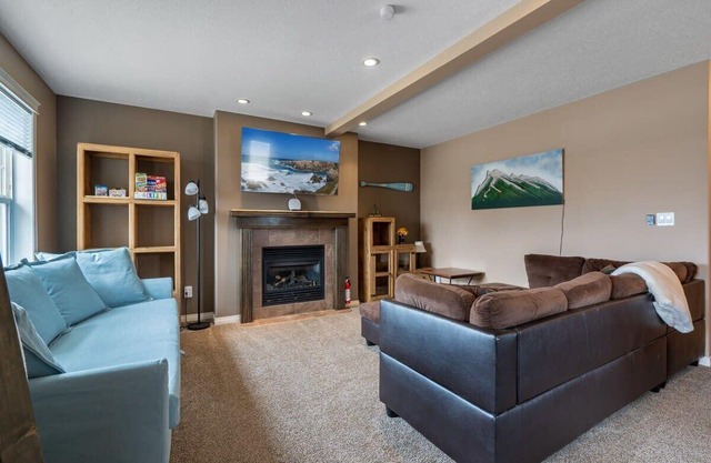 Prairie Oasis | Sleeps 16+ | BBQ, Fire Pit & Loft!