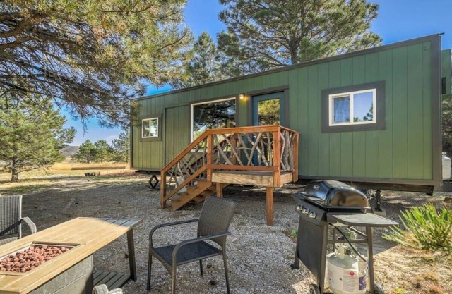 Prairie Retreat|Mountain Getaway Tiny Home|Grill