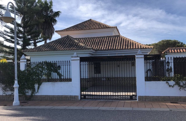 Preciosa villa con vistas al campo golf con piscina privada.