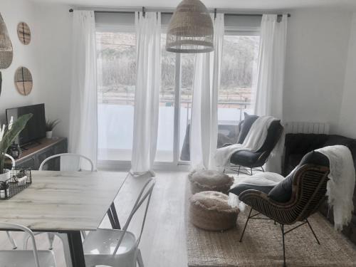 Precioso Apartamento en Monzón con terraza, PISCINA,parque infantil y PARKING