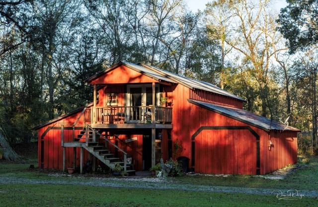Precious Past Rental (1. Stock) befindet sich in Country in restaurierten Scheune am Teich