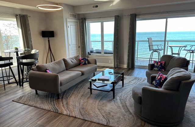 Premier 2 br/3ba Lakefront condo Sleeps 4 Also has Lakeview from Master Bedroom