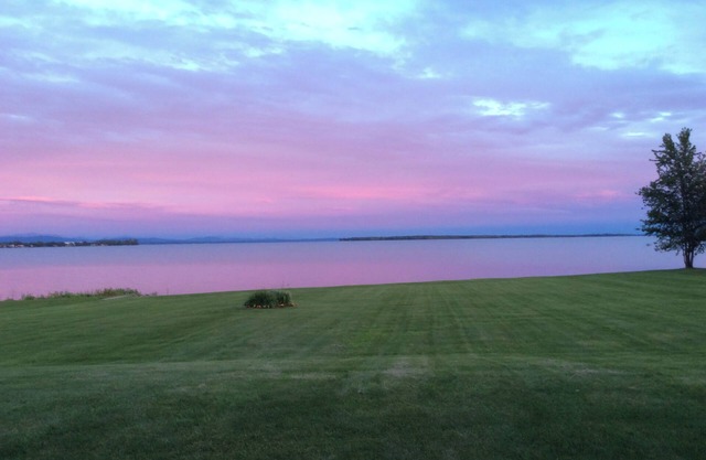 Spektakuläre Lake Champlain Home mit Blick auf die Berge und Privatstrand