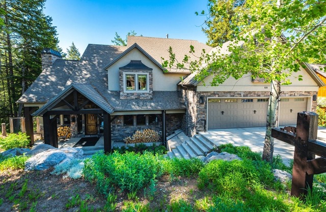 Premier Mountain Retreat / New Hot Tub + Climbing Wall / 6 BR 4 BA / Sleeps 18