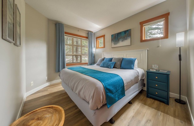 Premier Riverbend Townhome in Panorama BC, Waterfront, Prime location, Sleeps 7