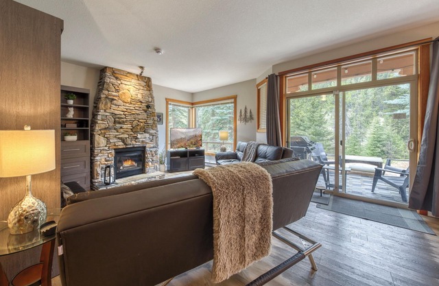 Premier Riverbend Townhome in Panorama BC, Waterfront, Prime location, Sleeps 7