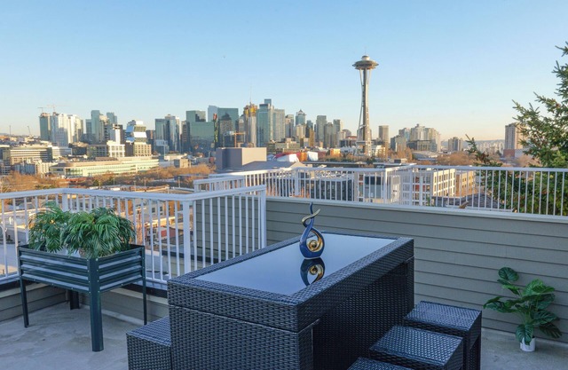 Premier Space Needle View - Walk Score 95 - Free Parking
